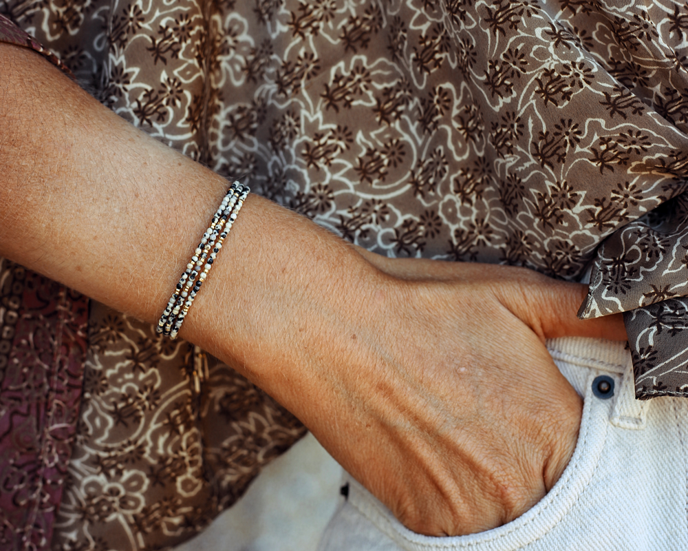 bracelet portée zoom sur pierre naturelle de jaspe