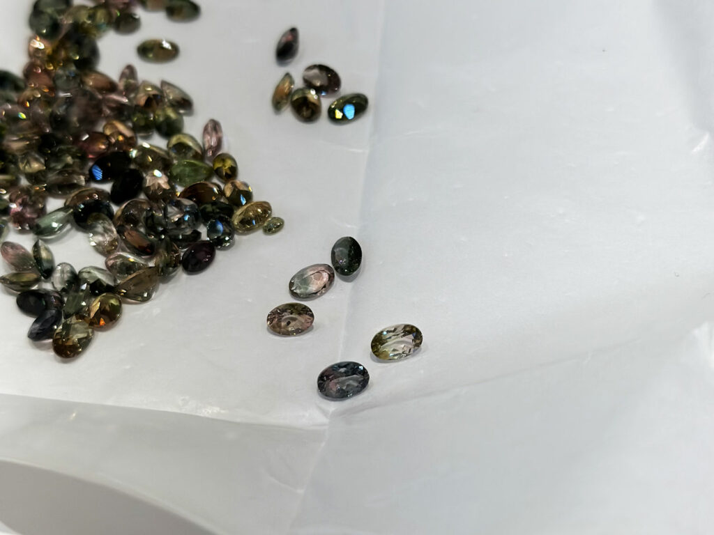 Tourmaline multicolore en ovale facetée