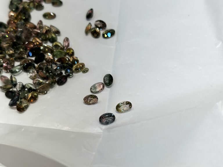 Tourmaline multicolore en ovale facetée
