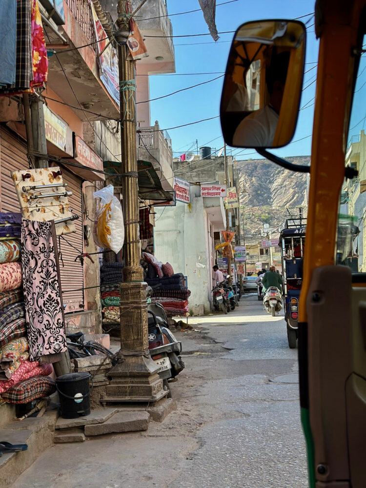 Olivia-dans-les-rues-de-jaipur-en-2024 Olivia, en tuktuk, dans les rues de Jaipur en 2024