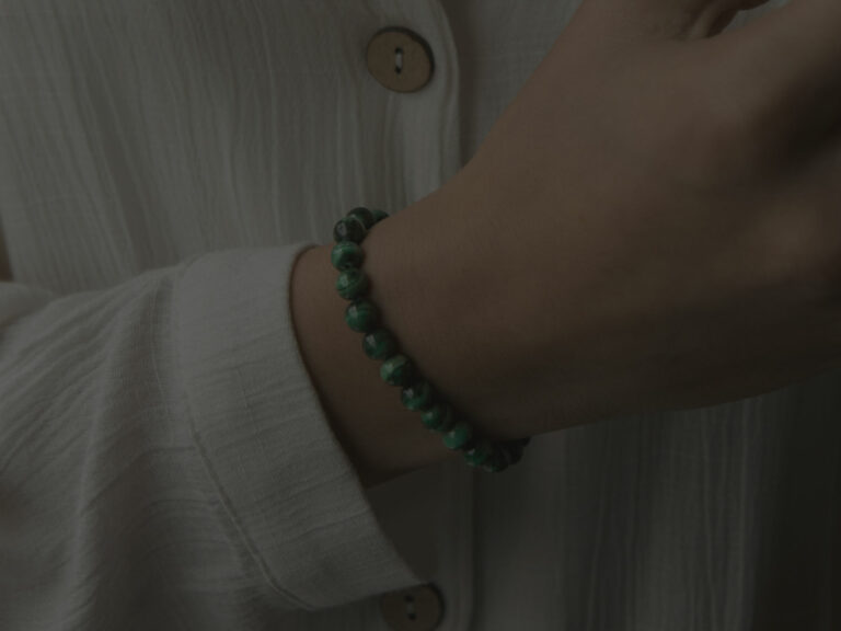 Bracelet en pierre naturelle de malachite teintée qui ternit avec l'eau