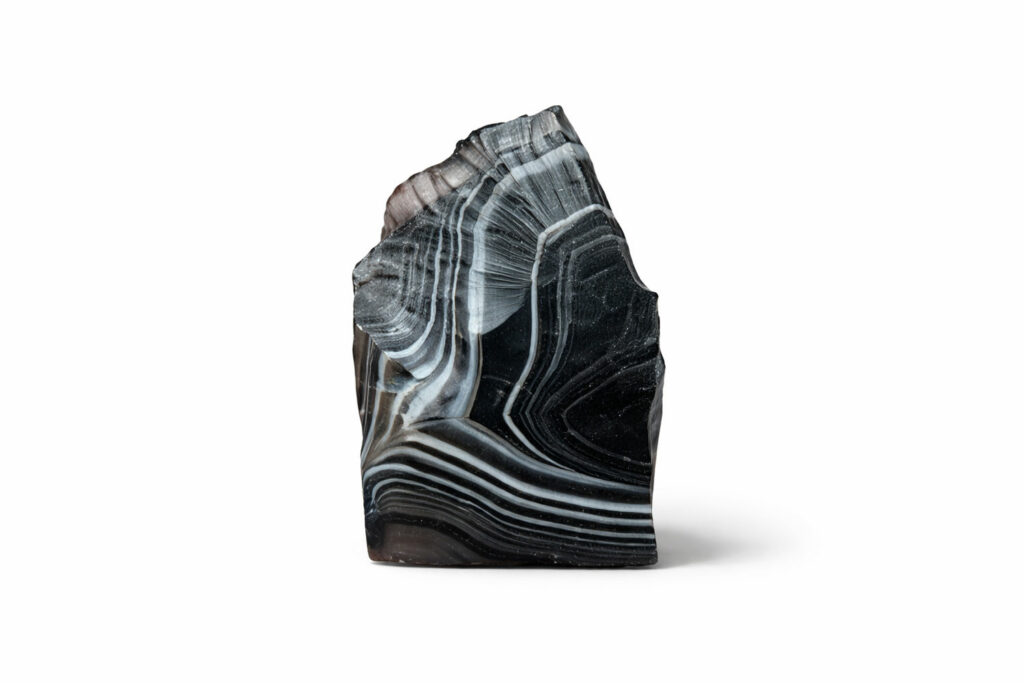 Bloc coupé d'Onyx noir brute avec traits blancs visibles